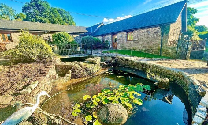 Usk House | 4 beautiful stone barns SlEEPS 17 People