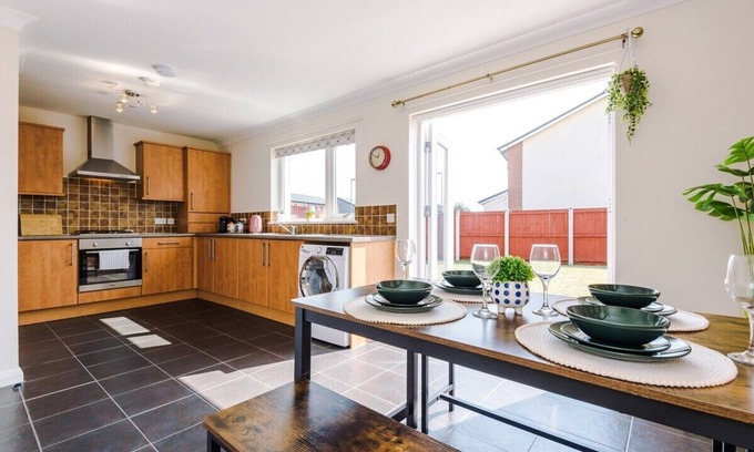 Liverpool House | 4 Bed+2.5 Bath|Contractors + Groups| Free Parking!