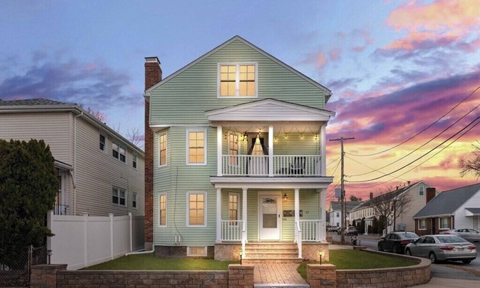 Watertown House | 4 Bed 2 full Bath Sleeps 4-8 comfortably - Luxury Charm By the Charles