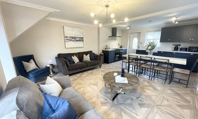 South Charlton House | 4 bed home in the centre of Alnwick with parking