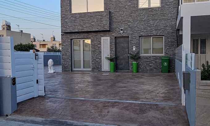 Larnaca House | 4 Bed Vila Fully Airconditioned - Hot Tub - 12 Min Airport - Beach 8 Min Drive