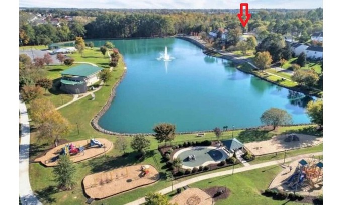 Pineville House | 4 Bedroom 2.5 Bath Sleep 10- near Carowinds & next to lake Park