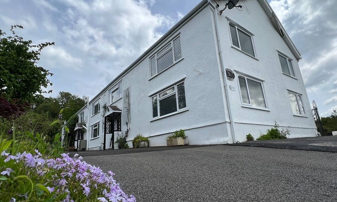 Cadoxton House | 4 bedroom 3 bathroom spacious cottage nestled in woodland area
