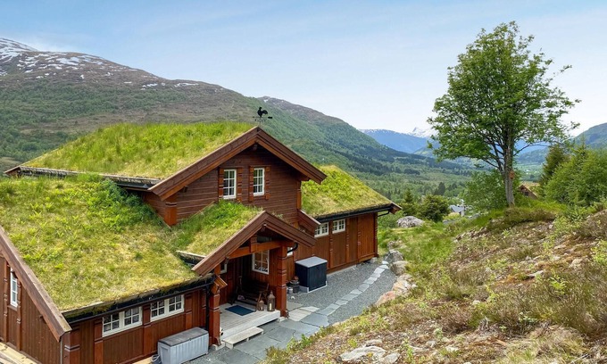 Eid House | 4 bedroom awesome home in Nordfjordeid