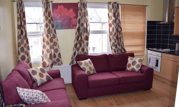 Collier's Wood Apartment | 4 Bedroom Flat, 2 Bathrooms, tube station 7 min. walk, City 20 min. by Tube
