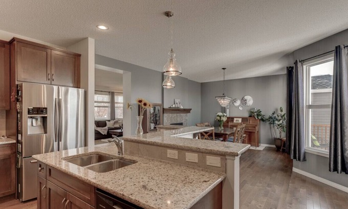Cochrane House | 4 bedroom home-base w Mountain views for Stampede or the Rockies