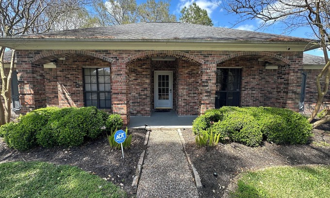 Friendswood House | 4-bedroom home in awesome Friendswood FISD MC Casa! Fabulous Yard, Cozy space