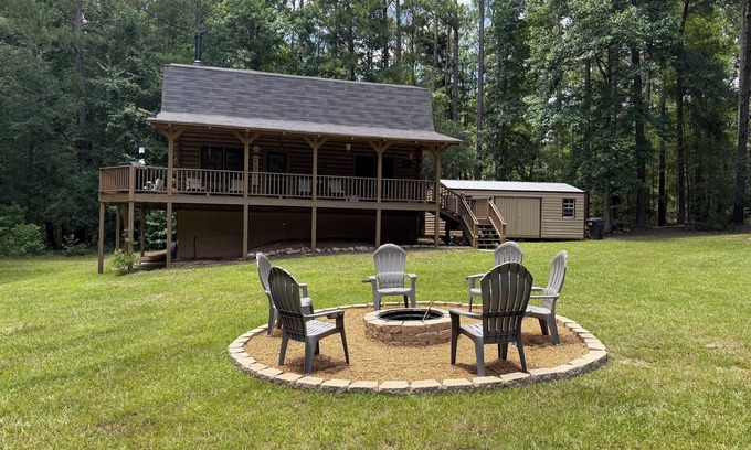 Senoia Cabin | 4-bedroom log cabin in charming Senoia with AC, WiFi. Enjoy a cozy retreat.