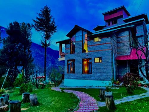 Sasaram Hotel | 4 Bedroom Luxury Bungalow in Manali with Beautiful Scenic Mountain & Orchard View