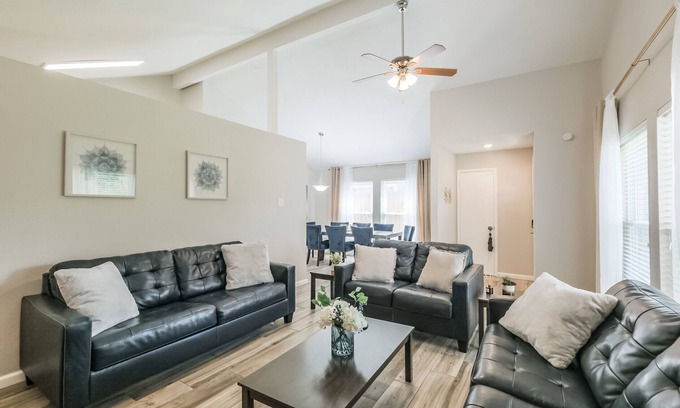 Spring Branch Central House | 4 bedroom near Memorial and City Centre
