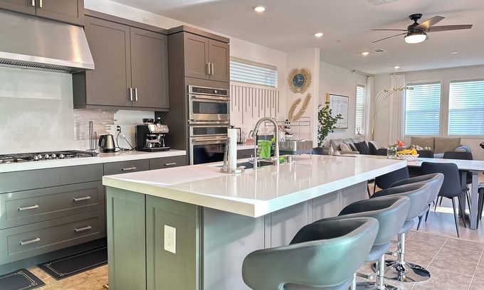 Irvine House | 4-Bedroom Sunlight Retreat in Irvine