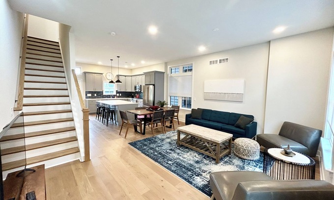 Newtown House | 4-bedroom townhome in superb Newtown with WiFi, AC. Enjoy your stay!