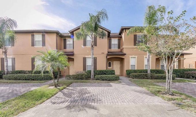 Regal Palms House | 4 bedroom townhouse. Located steps from the pool. 5% discount for week bookings.