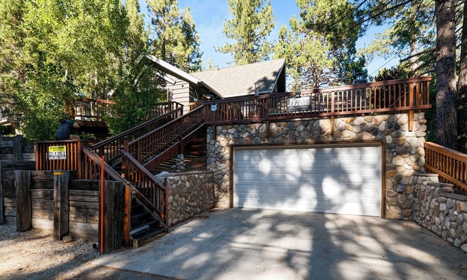 Fox Farm House | 4 Bedroom with AC Pool Table Great Backyard Firepit BBQ Spa Putting Green Games