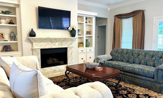 Friendswood House | 4-bedroom with King/Queen/Full Beds Near a Park & Lake