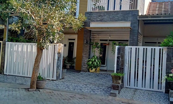 Ponorogo House | 4 Bedrooms Guest House