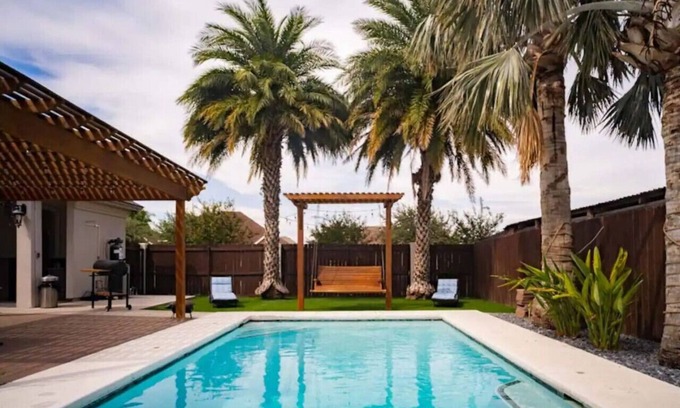 Palmhurst House | 4 Bedrooms/Pool/Game room/Massive Kitchen