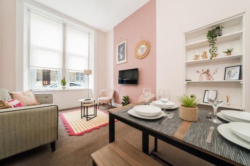 Glasgow Apartment | 4 Beds - City Gateway Getaway