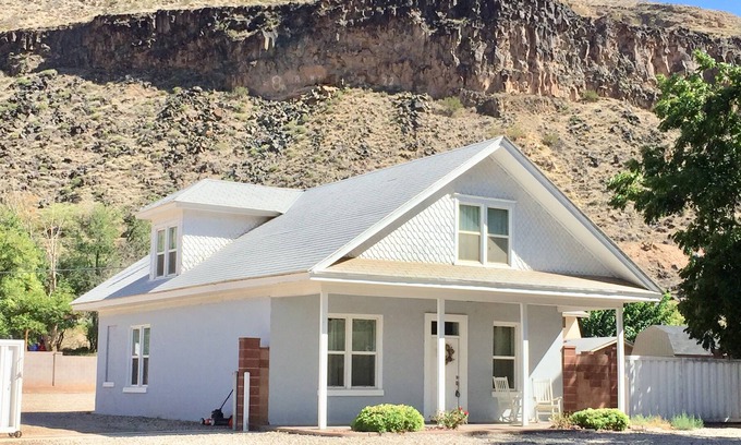 Hurricane Cottage | 4 BR, 2 bath, near Zion Nat. Park, Mt. Bike and ATV trails, boating, Tuacahn