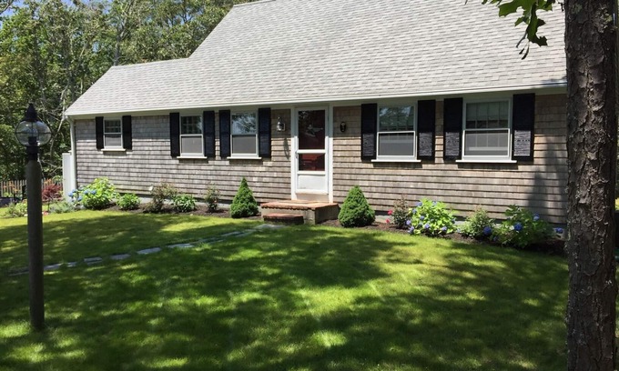 South Harwich House | 4 BR, 3 BA Skinequit Pond view & access, short walk to Red River Beach