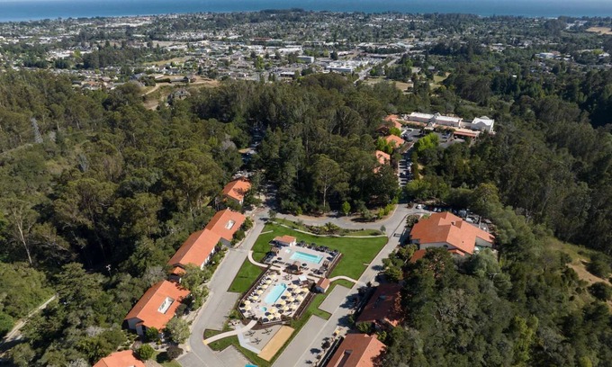 Santa Cruz Hotel | 4 Family Ready Rooms | Resort w/Stunning Santa Cruz Mountains