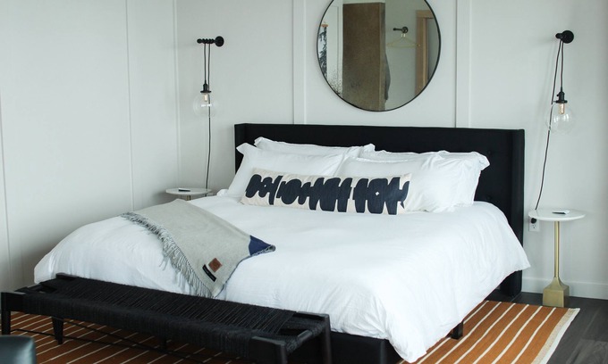 Astoria Hotel | 4 Luxe Trolley View King Room at Bowline Hotel, Pet-friendly