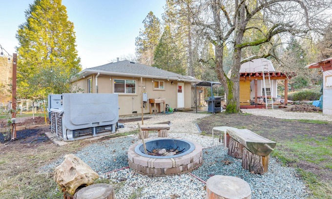 Cedar Ridge House | 4 Mi to Dtwn Grass Valley: Forest Oasis w/Hot Tub