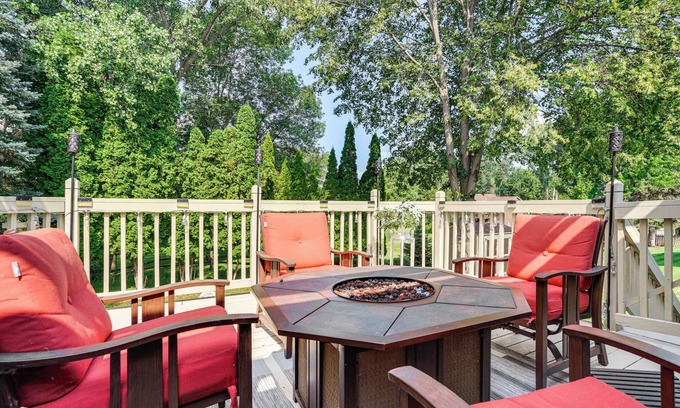 White Bear Lake House | 4 Mi to Dtwn: White Bear Lake Home w/Large Yard