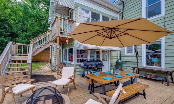 Lynchburg House | 4 Mi to Liberty U: Huge Home w/Yard & Hot Tub