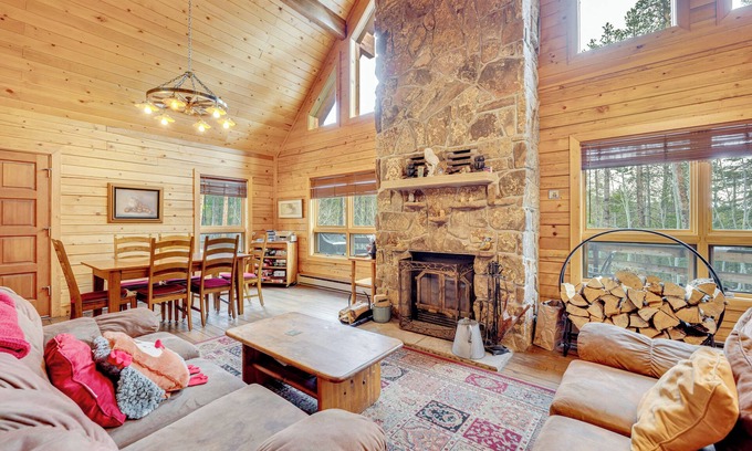 Allenspark Cabin | 4 Mi to RMNP: Allenspark Cabin w/Wraparound Deck!