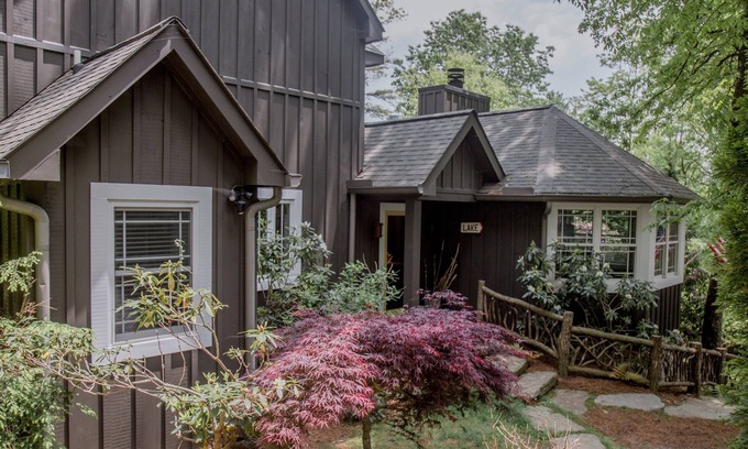 Mirror Lake Cabin | 4 Min. to Town, 2 Fireplaces, 2 King Suites, Screened Porch, Wooded Yard