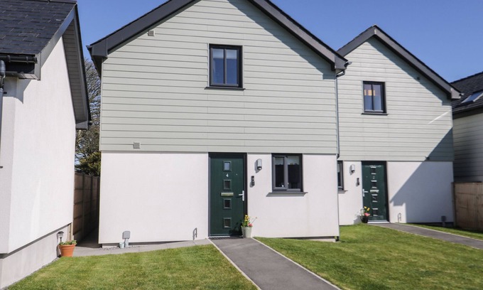 Brynteg Cottage | 4 PARC DELFRYN, pet friendly, with a garden in Benllech