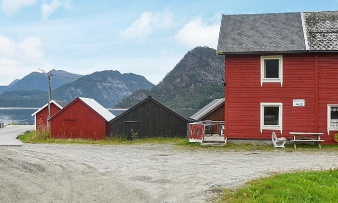 Voll House | 4 person holiday home in Måndalen