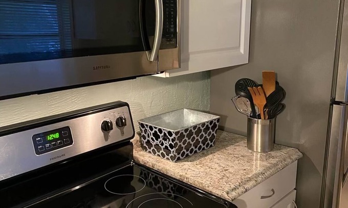 Lake Worth Corridor House | 4 room-1 bath house - fully furnished - fenced backyard - patio BBQ Firepit