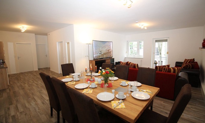 Tempelhof-Schoeneberg Apartment | 4 rooms, up to 13 persons, luxurious furnishings, "Freesia"