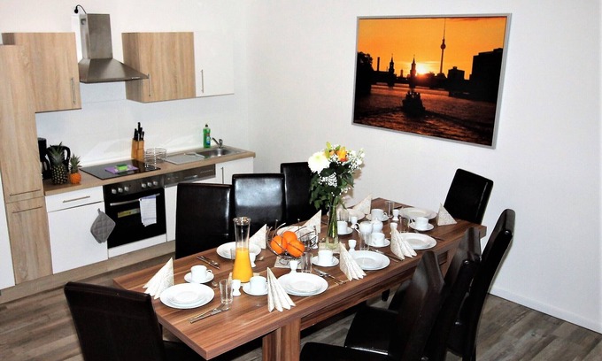 Tempelhof-Schoeneberg Apartment | 4 rooms, up to 14 persons, luxurious furnishings, "hibiscus"