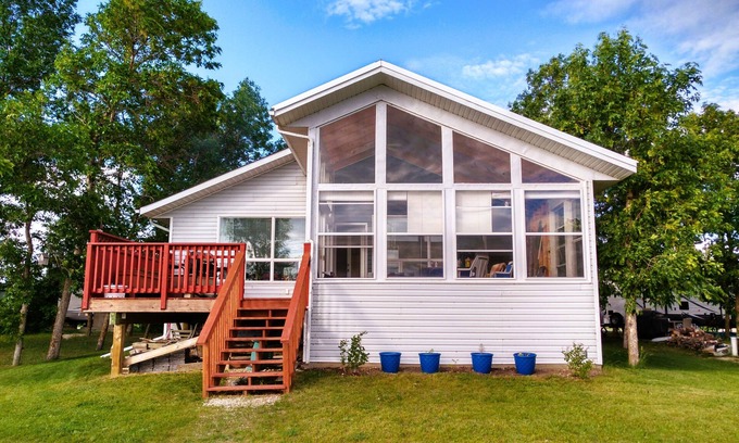 Saint Ambroise Cabin | 4-season home on Lake Manitoba