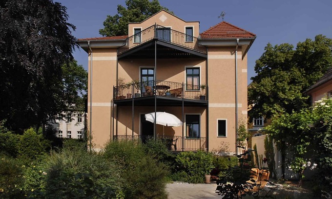 Karlshorst Apartment | 4-star apartment in a very quiet and green villa location