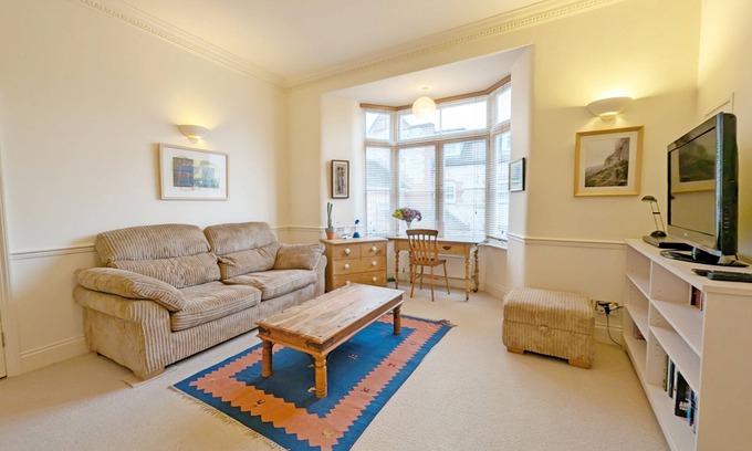 Midhurst Cottage | 4 The Clockhouse , Midhurst - sleeps 4 guests in 2 bedrooms