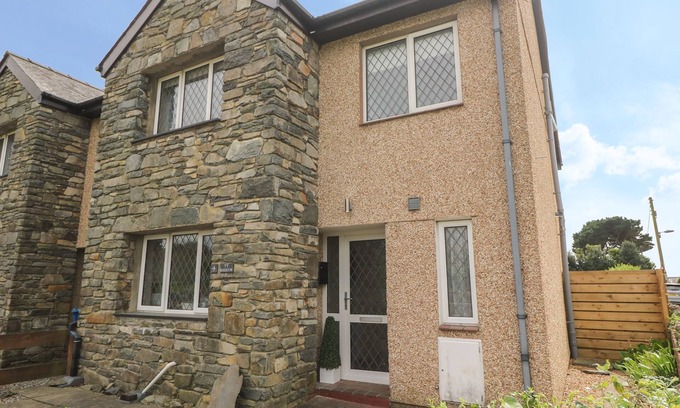 Morfa Bychan House | 4 TY RHOSYN, pet friendly, character holiday cottage in Morfa Bychan