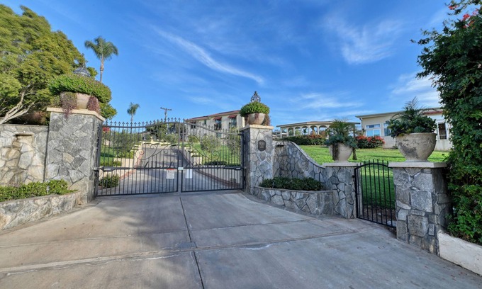 Escondido Villa | 4 Villas that have 22 rooms that can accommodate up to around 50 guests!