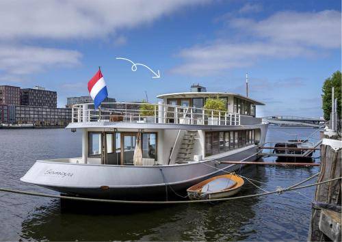 Eastern Docklands Boat Rental | 40 m² Houseboat ∙ 1 bedroom ∙ 2 guests