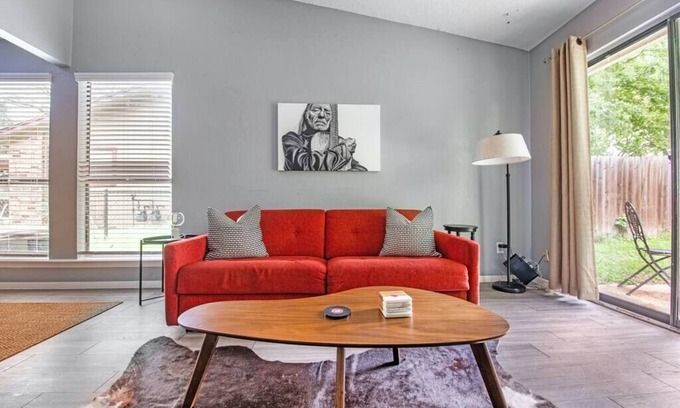 Franklin Park House | 40% Off Long Term Stays! Texas Country Songwriter Theme.