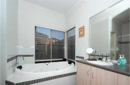 Lynbrook House | 400 m² House ∙ 4 bedrooms ∙ 8 guests