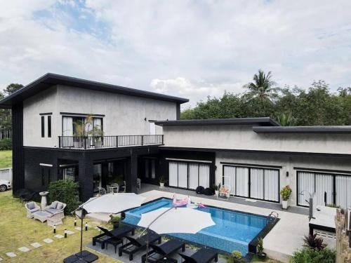 Khanom Villa | 400 m² Villa ∙ 4 bedrooms ∙ 20 guests