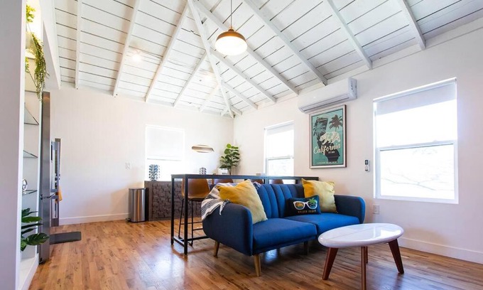 Santa Ana Apartment | 400mbps Internet with Parking, AC and 65inch 4kTV only 5miles to Disney