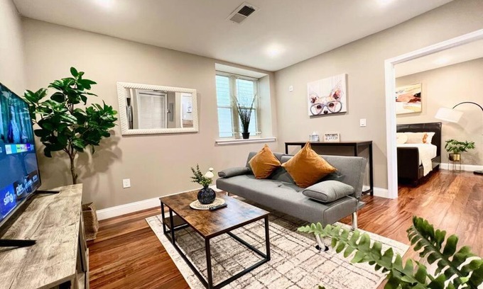 Logan Square Apartment | 405 Spacious and superior 1BDR APT in center city