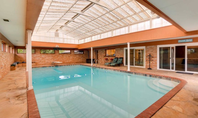 Hitchcock House | 411 m² House ∙ 5 bedrooms ∙ 17 guests