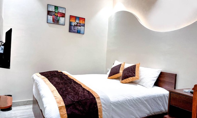 Rohtak Hotel | 425 m² Hotel ∙ 2 guests