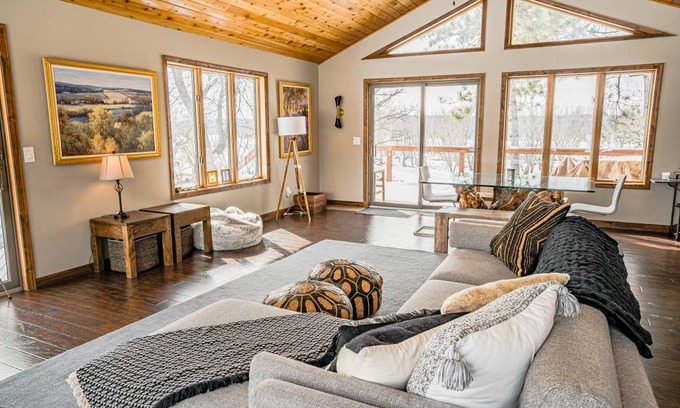 Somerset House | 432 m² House ∙ 7 bedrooms ∙ 14 guests